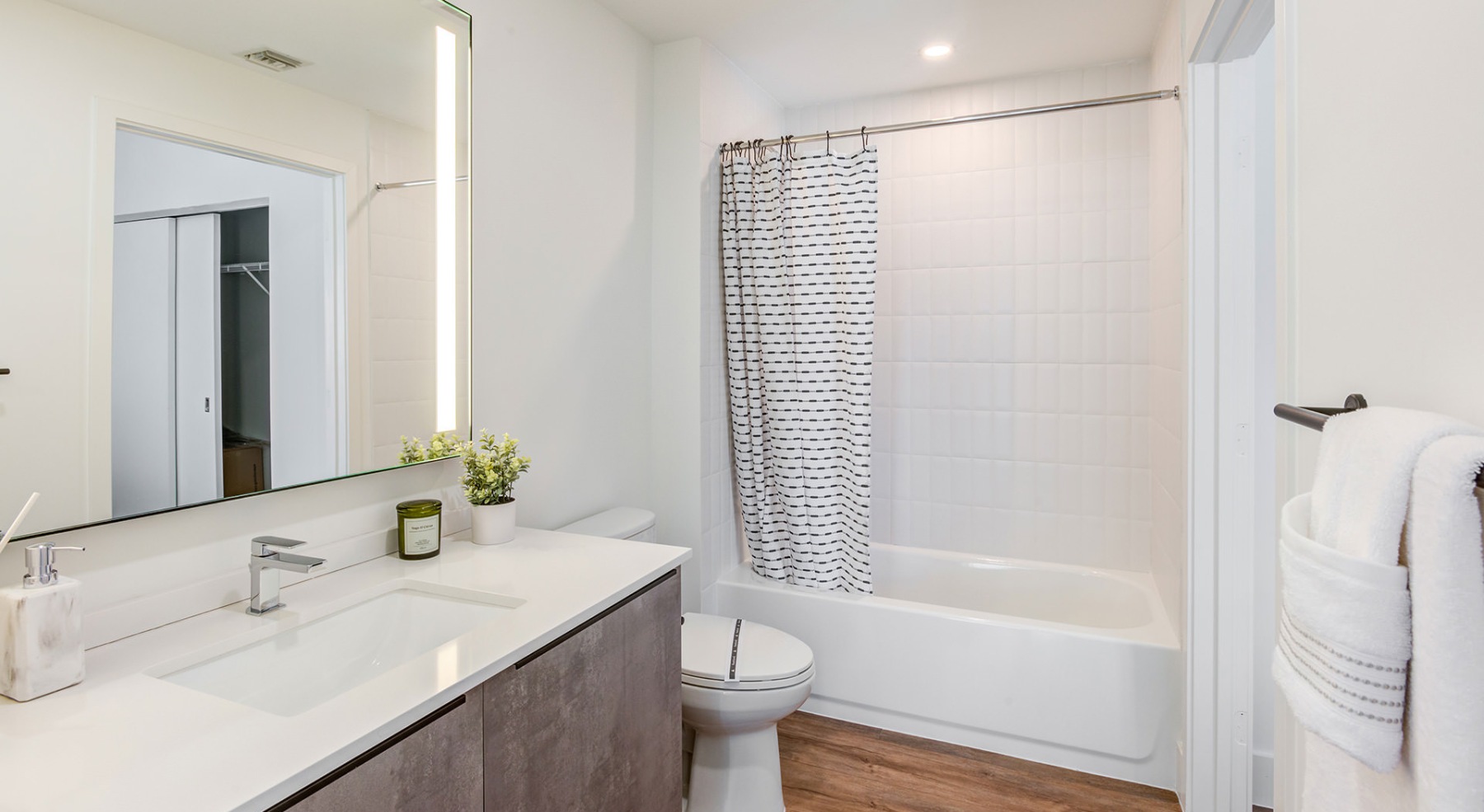 shower/tub combo in bathroom